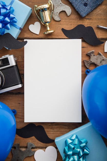 Composizione in bianco della carta bianca del giorno di padri con la macchina fotografica del trofeo dei baffi dei regali