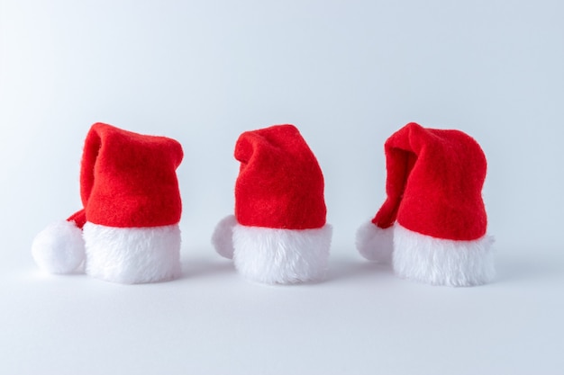 Composizione in Natale con cappelli di Babbo Natale