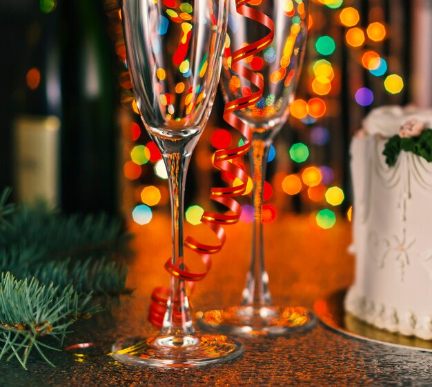 Composizione in Natale con champagne e bokeh multicolore