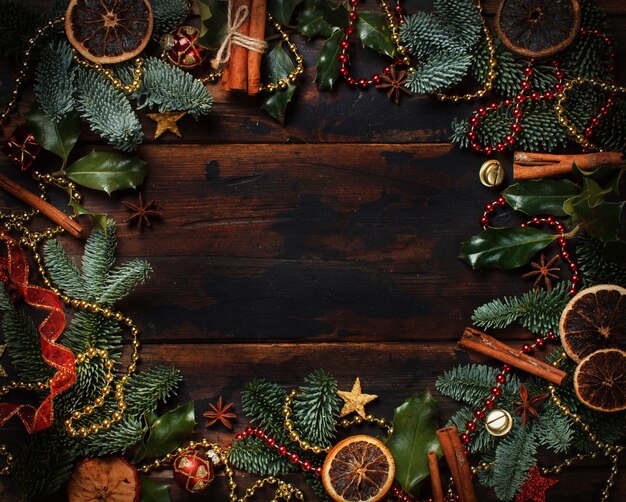 Composizione in Natale con decorazioni e spezie