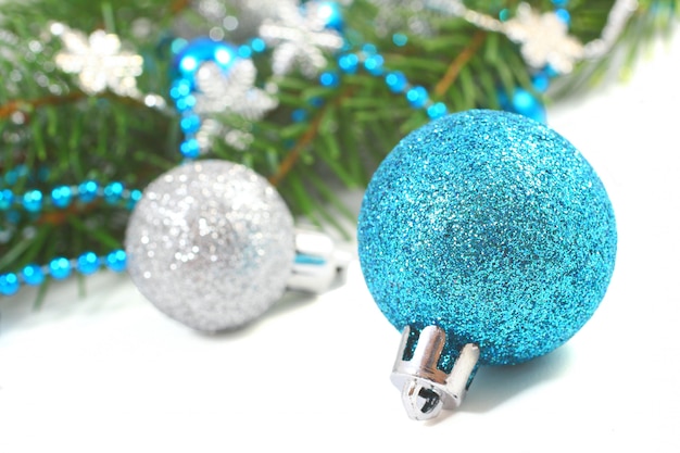 Composizione in natale con la sfera blu sopra bianco