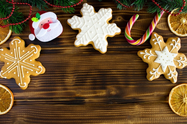 Composizione in Natale con pan di zenzero sul legno.