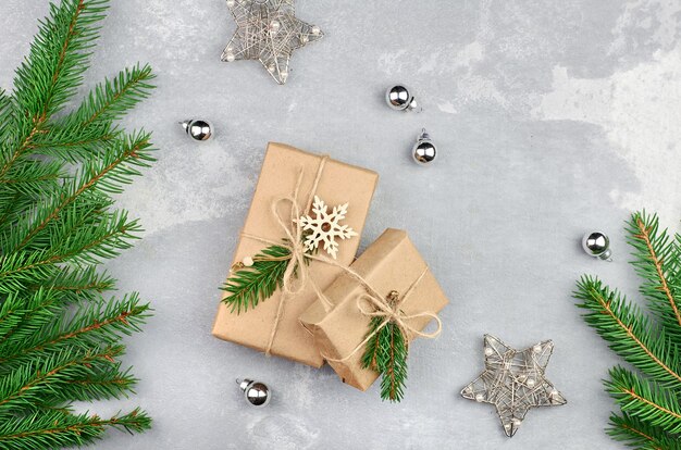Composizione in Natale con scatole regalo e rami di abete