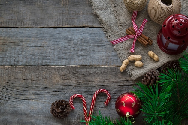 Composizione in Natale su tavola di legno.