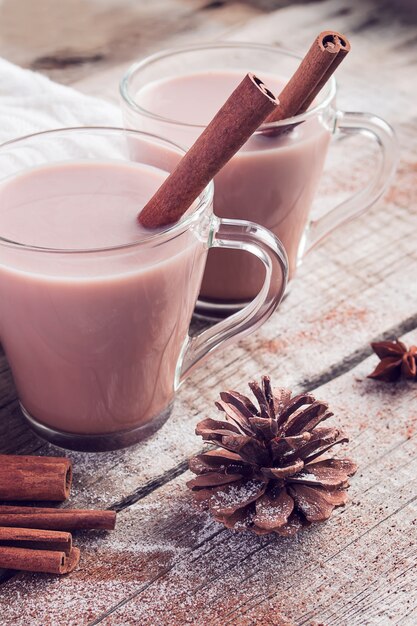 Composizione invernale con un paio di tazze di cioccolata calda