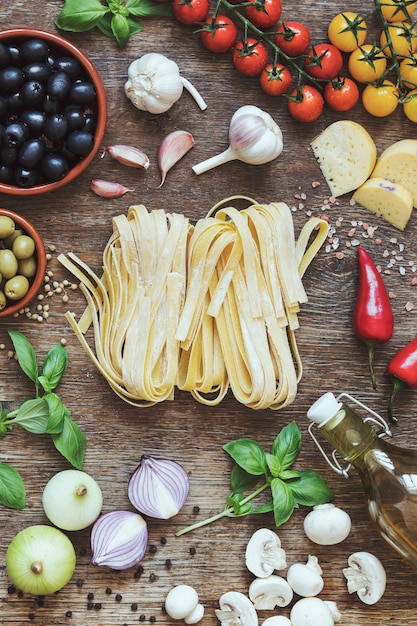 Composizione moderna di cibi freschi e ingredienti sul tavolo in legno d'epoca in cucina