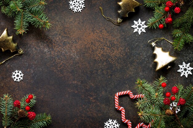 Composizione natalizia Albero di Natale e ornamenti decorativi su una pietra scura Lay piatto