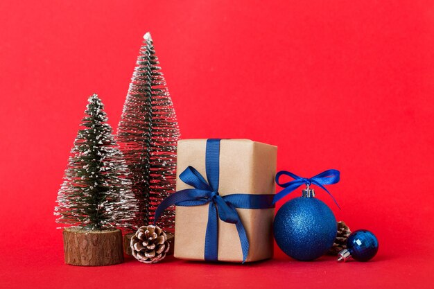 Composizione natalizia artigianale Confezione regalo piccoli rami di albero e artigianato decorazioni fai-da-te su sfondo bianco Concetto di Capodanno Decorazione natalizia per la casa Spazio per la copia vista dall'alto piatto
