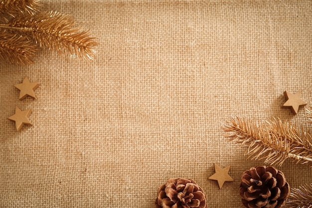 Composizione natalizia con colori e materiali naturali. Sfondo di Natale, modello. Elementi di decorazione, pigne. Spazio libero per il testo, copia spazio. Disposizione piana, vista dall'alto.