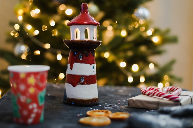Composizione natalizia con decorazioni di uno sfondo di albero di natale con ghirlanda