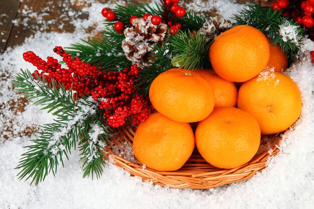 Composizione natalizia con mandarini maturi da vicino