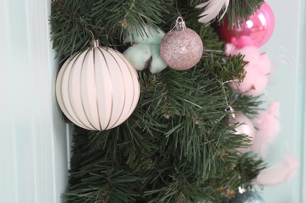 Composizione natalizia con rami di abete e ornamento natalizio