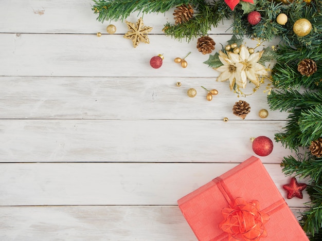 Composizione natalizia con scatola regalo e abete decorato