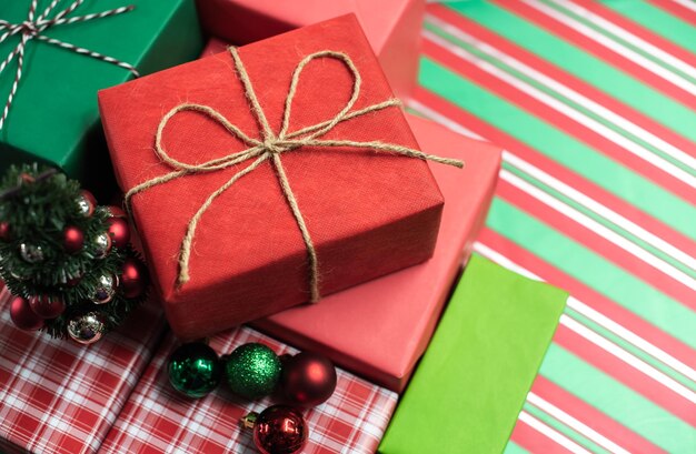 Composizione natalizia ecologica con scatole regalo in carta riutilizzabile artigianale e decorazioni