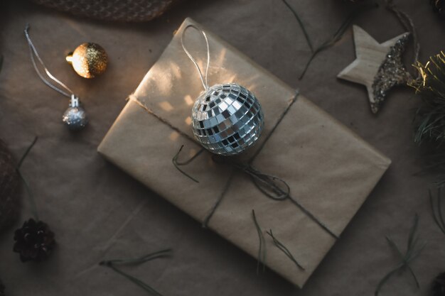 Composizione natalizia regalo rami di abete palline su carta artigianale sfondo natale inverno nuovo anno...