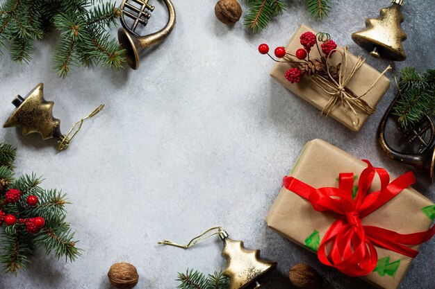 Composizione natalizia Scatola regalo di Natale ramo di un albero di Natale e decorazioni Piatto lay