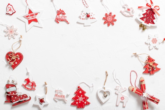 Composizione natalizia sotto forma di cornice con ecotoys albero di Natale rosso e bianco su sfondo bianco