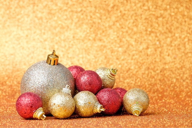 Composizione natalizia su uno sfondo colorato e vibrante