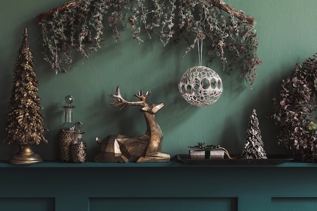 Composizione natalizia sullo scaffale all'interno del soggiorno. Bella decorazione. Alberi di Natale, candele, stelle, accessori leggeri ed eleganti.