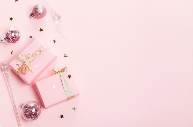 Composizione natalizia xmas decorazione rosa palla natalizia con nastro su sfondo rosa
