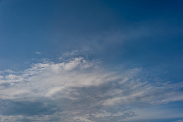 Composizione naturale del cielo. Fondo soleggiato dell'estratto del vasto cielo blu. Bellissimo cloudscape, vista su soffici nuvole bianche. Concetto di libertà, sul cielo. Elemento di design.