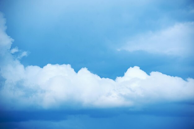 Composizione naturale del cielo. Fondo soleggiato dell'estratto del vasto cielo blu. Bellissimo cloudscape, vista su soffici nuvole bianche. Concetto di libertà, sul cielo. Elemento di design.