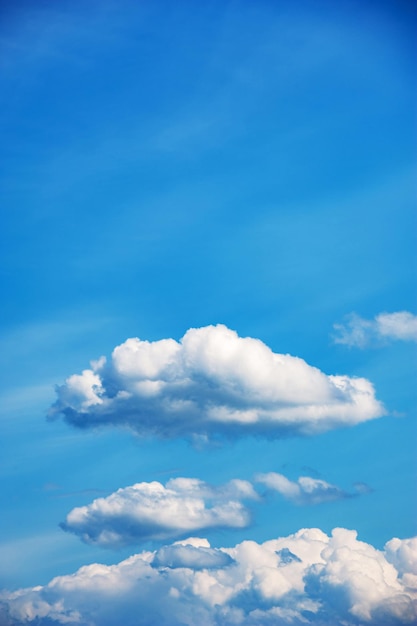 Composizione naturale del cielo. Fondo soleggiato dell'estratto del vasto cielo blu. Bellissimo cloudscape, vista su soffici nuvole bianche. Concetto di libertà, sul cielo. Elemento di design.