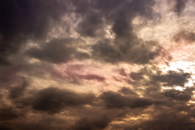 Composizione naturale del cielo. Nuvole di pioggia di tempesta colorate minacciose scure. Cielo drammatico. Cloudscape tempestoso nuvoloso. Temporale. Elemento di design apocalittico. tonico.