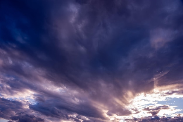 Composizione naturale del cielo. Nuvole di pioggia di tempesta colorate minacciose scure. Cielo drammatico. Cloudscape tempestoso nuvoloso. Temporale. Elemento di design apocalittico. tonico.