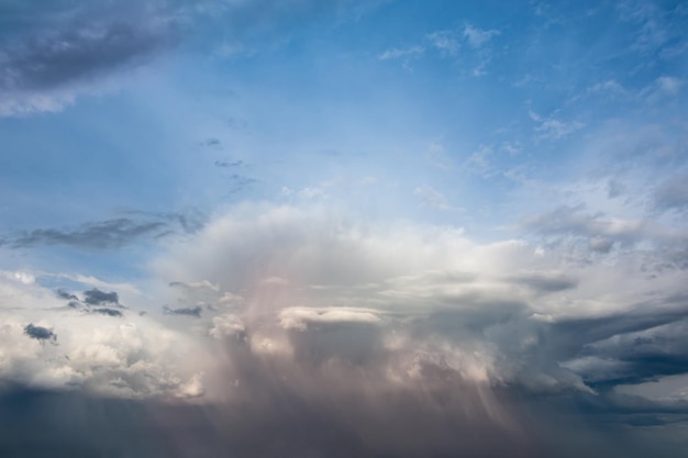 Composizione naturale del cielo. Nuvole di pioggia di tempesta colorate minacciose scure. Cielo drammatico. Cloudscape tempestoso nuvoloso. Temporale. Elemento di design apocalittico.