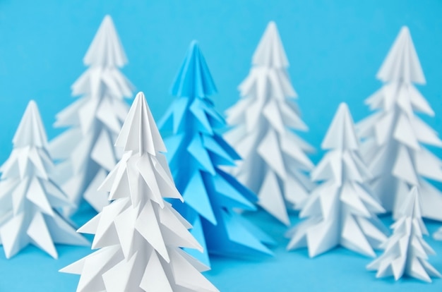 Composizione negli alberi di Natale di origami di carta bianca e blu