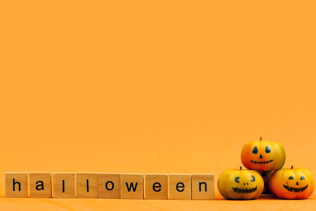 Composizione nel concetto di Halloween con zucche e altro ancora