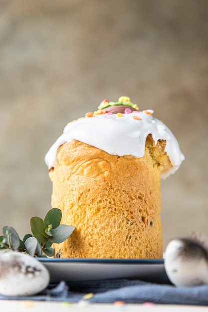 Composizione pasquale con pane dolce tradizionale ortodosso Kulich con glassa di meringa