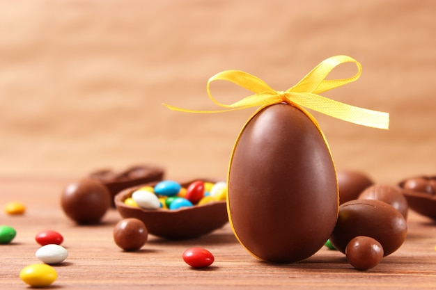 Composizione pasquale con uova di cioccolato e coniglio al cioccolato su fondo di legno