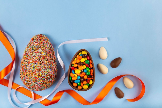 Composizione pasquale con uova di pasqua di cioccolato su sfondo blu per il testo