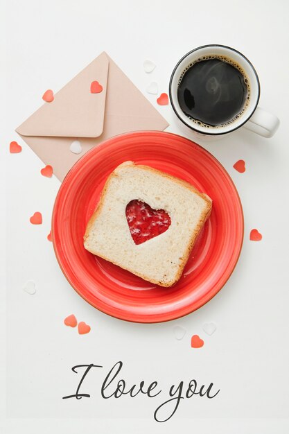 Composizione per carta di San Valentino con caffè, smalto e sandwitch a forma di cuore