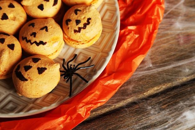 Composizione per Halloween con dolci su tavola di legno