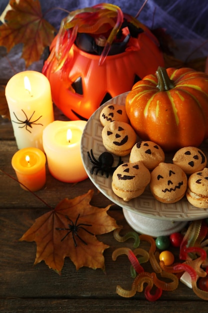 Composizione per Halloween con dolci su tavola di legno