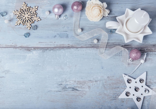 Composizione per le vacanze di Natale Festivo modello bianco creativo decorazioni natalizie palla con nastro fiocchi di neve albero di natale su fondo rustico in legno blu