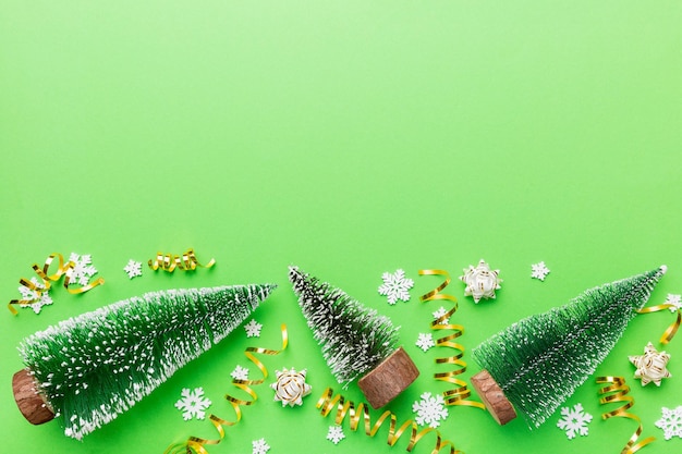 Composizione piatta con alberi di natale su sfondo colorato Vista dall'alto con spazio per la copia