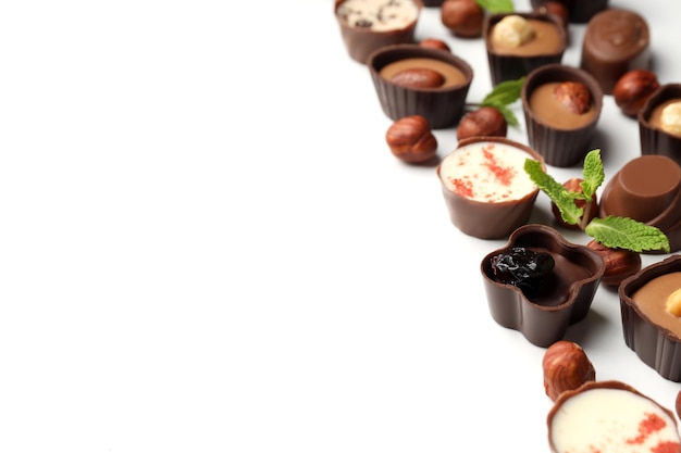 Composizione piatta con caramelle al cioccolato su sfondo bianco