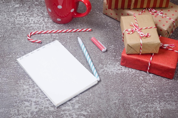 Composizione piatta con diario per annotare i piani di Capodanno cacao con marshmallow