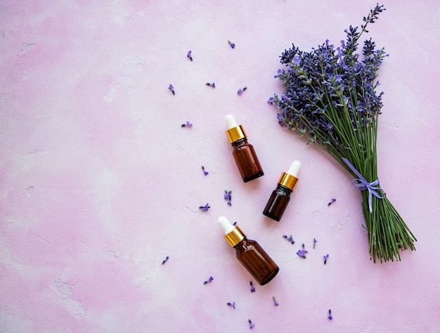 Composizione piatta con fiori di lavanda e cosmetici naturali