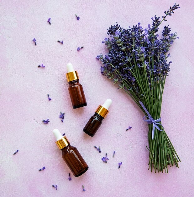 Composizione piatta con fiori di lavanda e cosmetici naturali