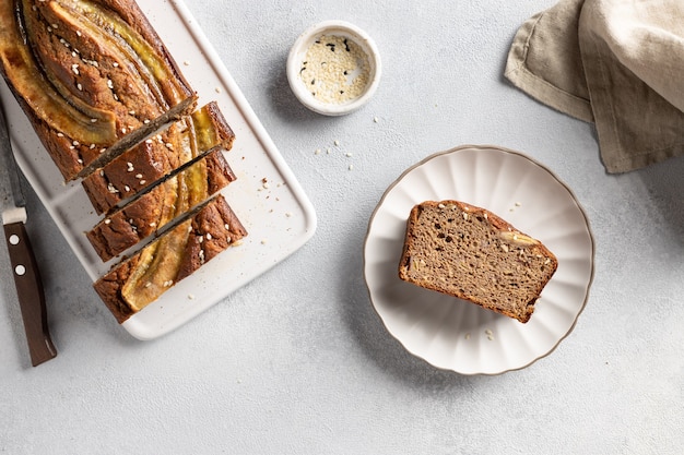 Composizione piatta con pane alla banana e grano saraceno vegano