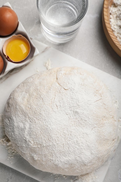 Composizione piatta con pasta e ingredienti su tavolo in marmo grigio chiaro Ricetta del pane con acqua di soda