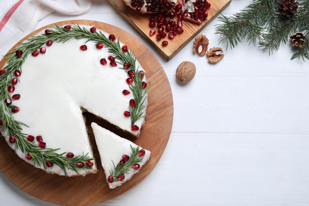 Composizione piatta con torta di Natale tradizionale su tavola di legno bianca Spazio per il testo