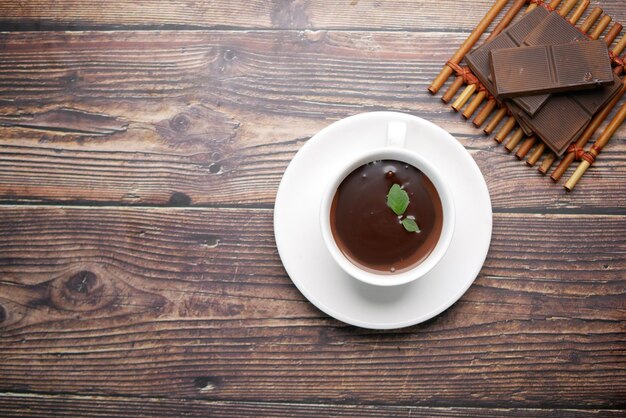 Composizione piatta di crema al cioccolato fondente in una tazza di caffè sul tavolo