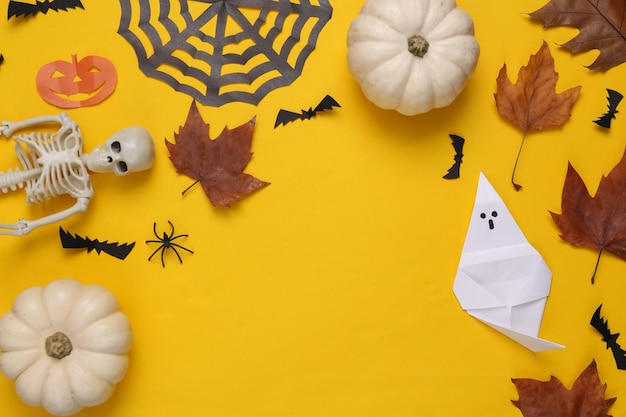 Composizione piatta di halloween con decorazioni di halloween su sfondo giallo Spazio di copia Vista dall'alto