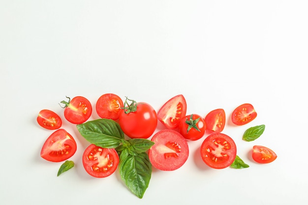 Composizione piatta laica con pomodorini freschi e spazio basilico per il testo. Verdure mature